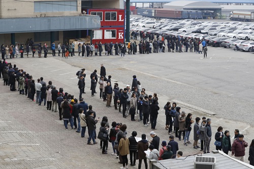 18일 서울 서초구 양재동에 오픈한 '디에이치자이 개포' 견본주택을 찾은 시민들이 입장을 위해 길게 줄을 서고 있다. 사진= 뉴시스