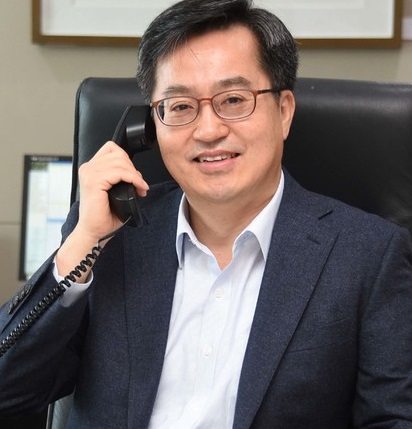 므누신 장관과 통화하는 김 부총리 = 뉴시스