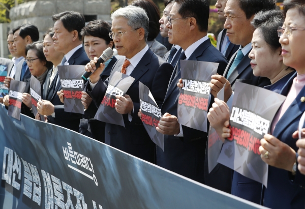 바른미래당 의원들은 17일 '더불어민주당 당원 댓글조작 사건' 관련 서울 서초구 대검찰청을 항의 방문 한 뒤 검찰 수사 촉구 기자회견을 하고 있다. / 사진 = 뉴시스