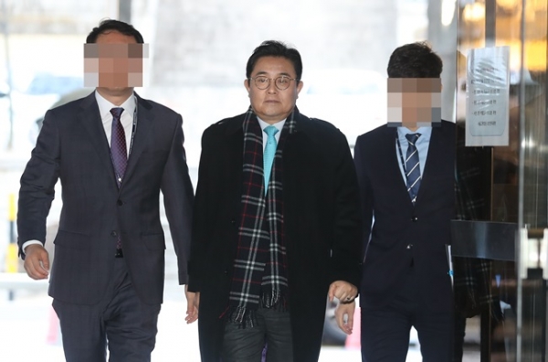 롯데, GS 홈쇼핑을 압박해 거액의 후원금을 받은 혐의를 받고 있는 전병헌(가운데) 전 청와대 정무수석이 지난해 12월서울 서초구 서울중앙지방법원에서 열린 영장실질심사를 받기 위해 출석하고 있다. 사진= 뉴시스