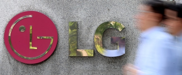 검찰이 LG그룹 사주일가의 탈세혐의와 관련해 LG그룹본사 재무팀을 압수수색했다. 사진은 9일 오후 서울 영등포구 여의도동 LG그룹본사 직원들이 점심식사를 마치고 이동하고 있는 모습. 사진= 뉴시스 제공