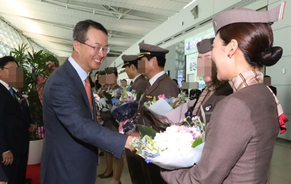 지난 5월 아시아나항공 인천-베네치아 노선 신규 취항식에서 김수천 사장이 승무원에게 축하인사를 하고 있다. 사진= 뉴시스