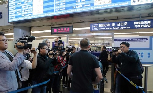 풍계리 핵시설 폐쇄 행사 취재를 위해 22일 외신기자단이 북한 원산으로 가는 고려항공을 탑승하기위해 베이징공항을 출국하고 있다 / 사진 = 뉴시스