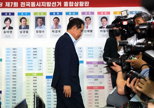 13일 오후 서울 영등포구 여의도 자유한국당 당사에서 홍준표 대표가 6·13 전국동시지방선거 출구조사 발표에서 한국당이 완패로 발표되자 자리를 떠나고 있다. 사진= 뉴시스