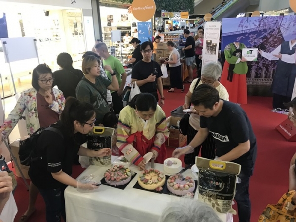 한국산 쌀로 만든 떡케이크 시식행사 / 사진 = aT 제공