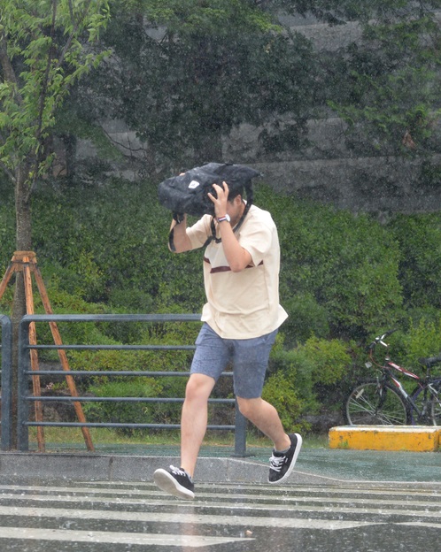 전북 전주 소재 전북대학교에서 한 학생이 우산을 준비하지 못해 뛰어가는 모습 = 뉴시스