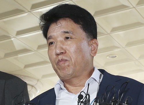 채용비리 관련 의혹을 받고 있는 KEB하나은행 함영주 은행장이 지난 6월 1일 서울 마포구 서부지방법원으로 영장질실심사를 받기 위해 출석하고 있다. 사진= 뉴시스