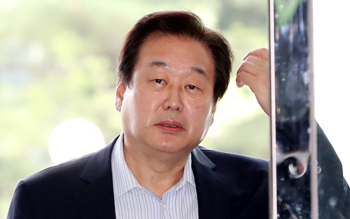 김무성 자유한국당 의원이 심각한 표정으로 3일 서울 여의도 국회의원 회관에 모습을 드러냈다. 사진= 뉴시스