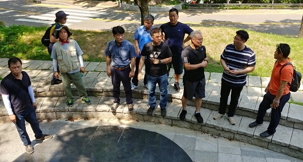 위안부 할머니 추모공원인 '기억의 터'에 서 있는 참가자들이다.
