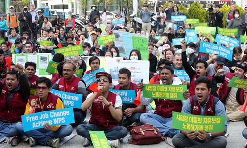 서울 종로구 보신각 앞에서 열린 ‘2018 이주노동자 메이데이’에 참여한 이주노동자들이 손 피켓을 들고 있다. 사진은 기사 내용과 무관함.