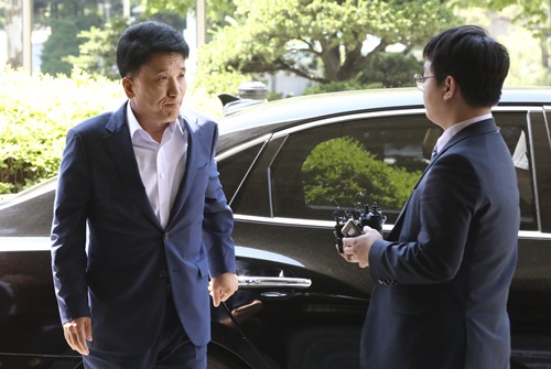 채용비리 관련 의혹 등의 혐의를 받고 있는 KEB하나은행 함영주(왼쪽)은행장이 6월1일 서울 마포구 서부지방법원으로 영장질실심사를 받기 위해 출석하고 있다. 사진= 뉴시스