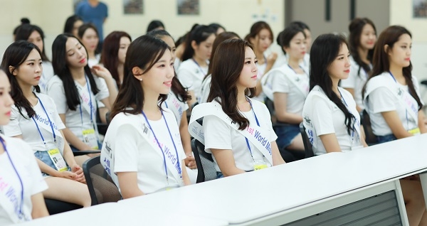세계미스유니버시티 한국대회 참가자들이 김철관 한국인터넷기자협회장의 '언론과 사회적 책임'강연을 듣고 있다.