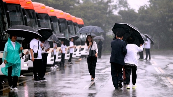 24일 강원도 속초 한화리조트에서 21차 이산가족 상봉행사 2회차 상봉 대상자들이 상봉장으로 가기위해 버스로 향하고 있다.