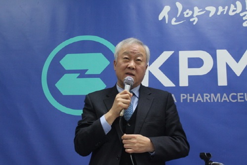 명인제약 이행명 회장. 사진= 한국제약협회