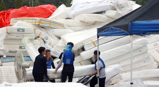 지난달 7일 대진침대 본사 앞마당에서 방사성 물질 '라돈'이 검출된 침대 매트리스 해체작업이 진행 중인 모습, 사진은 기사 내용과 무관
