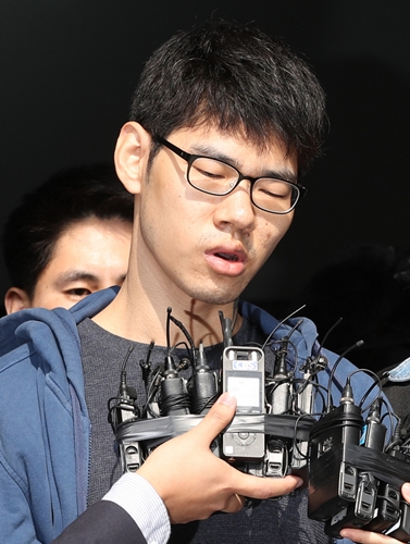 강서구 PC방 살인사건 피의자 김성수(29) 씨가 치료감호소로 이동하기 위해 22일 오전 서울 양천구 양천경찰서를 나서고 있다.