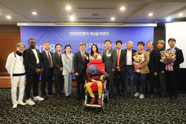 한국인터넷기자협회 '2018 한국인터넷기자상' 시상식에서 수상자들과 함께 / 사진 = 인기협