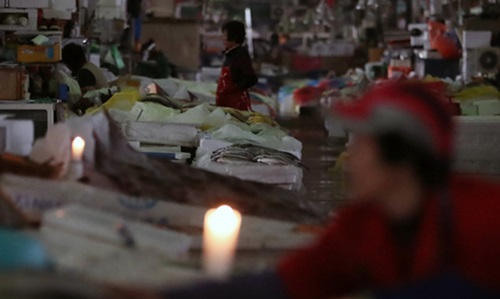 5일 단전, 단수 조치가 시행된 구 노량진수산시장에 촛불이 켜진 모습