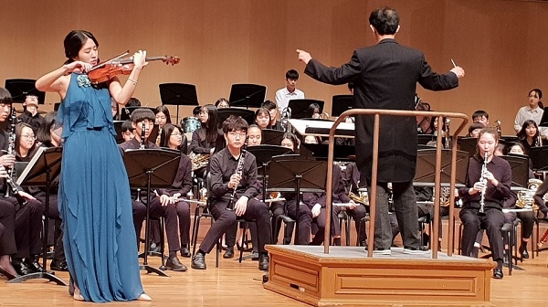 김자윤 바이올린리스트가 연주를 하고 있다.