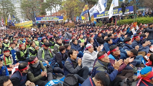 박원순 시장 연대사를 하는 도중 중간중간 박수를 치는 참가자들이다.