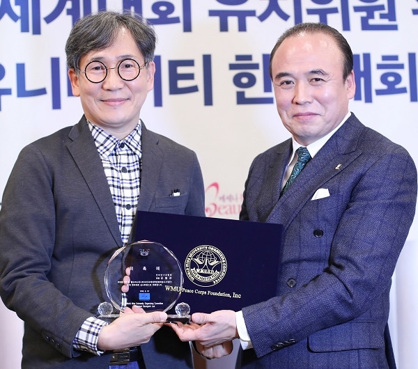 이날 이승민 의장이 김철관 한국인터넷기자협회장에게 WMU 한국대회 심사위원 위촉장을 수여했다.