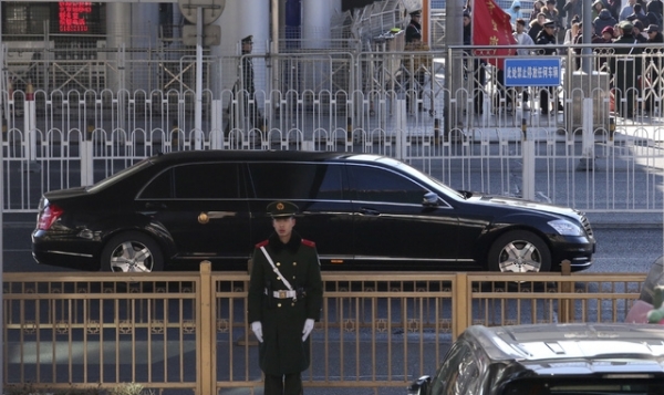 김정은 북한 국무위원장이 탑승한 것으로 추정되는 리무진 승용차가 호위를 받으며 중국 베이징 기차역을 떠나고 있다.