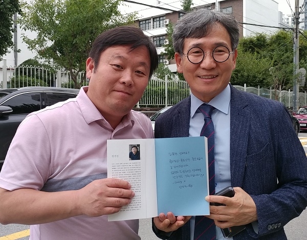 안진걸 민생경제연구소장(좌)과 김철관 한국인터넷기자협회장