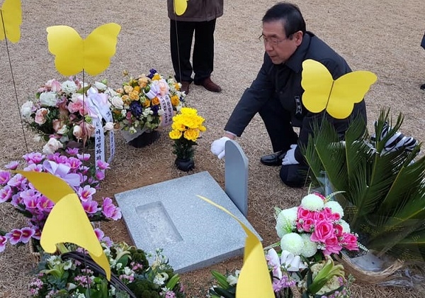 2일 오전 박원순 시장이 고 김복동 할머니가 묻힌 묘역에 앉아 깊은 상념에 잠겨있다.