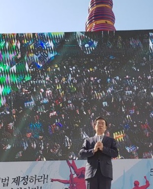 박원순 시장이 23일 오후 청계광장 5.18망언 규탄 범국민대회에서 발언을 하고 있다.