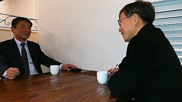 23일 오후 양종환 화백이 기자(김철관 한국인터넷기자협회장)와 대화를 나누고 있다.