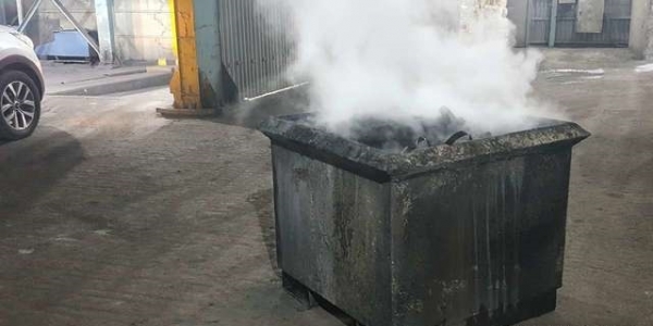 24일 오전 1시 36분께 울산시 울주군 온산읍 고려아연 온산제련소 내 집진기에서 불이 나 흰 연기가 올라오고 있다. / 사진 = 울산소방본부 제공