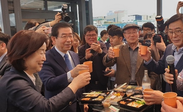 박원순 시장이 음료수와 도시락을 먹으면서 참석자들과 대화를 이어가고 있다.