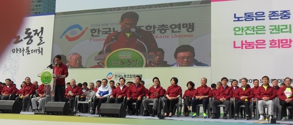 김주영 노총위원장이 대화사를 하고 있다.