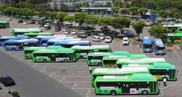 주 52시간 시행에 따른 전국 11개 광역자치단체 노선버스 노동조합 파업 찬반 투표가 시작된 8일 오전 서울 양천구의 한 버스 차고지에 노선버스들이 줄지어 서 있다./ 사진 = 뉴시스