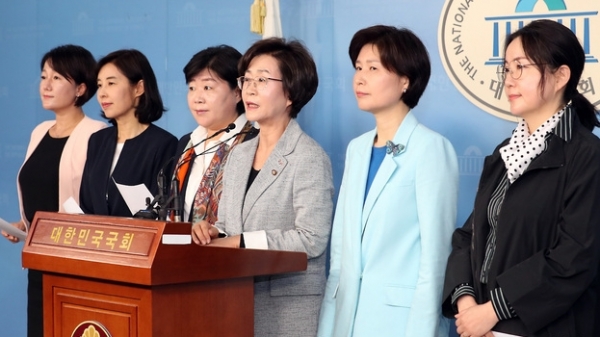 더불어민주당 여성의원들이 13일 기자회견을 열고 한국당 나경원 원내대표의  비속어와 여성비하를 규탄했다. / 사진 뉴시스