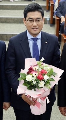 15일 오전 서울 여의도 국회에서 열린 바른미래당 원내대표 선출을 위한 의원총회에서 원내대표로 당선된 오신환 의원이 꽃다발을 받고 있다. / 사진 = 뉴시스