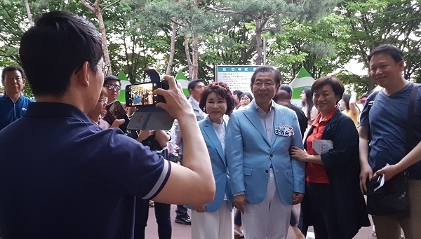 장미축제에 온 시민들과 기념촬영을 한 박원순 시장과 아내 강란희 여사의 옷 패션이 눈길을 끈다.