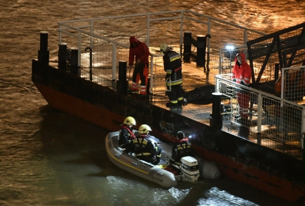 헝가리 부다페스트 다뉴브강에서 34명이 탄 유람선 '하블레아니'가 침몰해 구조대가 실종자 수색작업에 투입되고 있다. / 사진 = 뉴시스