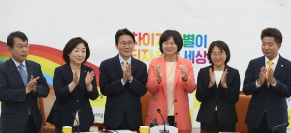 윤소하 원내대표가 연임된 30일 서울 여의도 국회에서 열린 상무위원회에서 의원들과 축하하고 있다. / 사진 = 뉴시스
