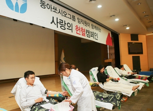 동아쏘시오그룹 사랑의 헌혈 운동에서 동아쏘시오그룹 임직원들이 지난 10일 헌혈을 하고 있다. / 사진 = 동아쏘시오그룹 제공