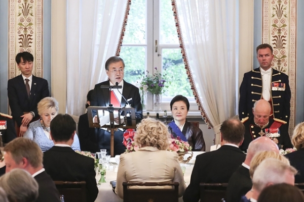 노르웨이를 국빈 방문 중인 문재인 대통령이 12일(현지시간) 오슬로 노르웨이 왕궁에서 열린 국빈 만찬에서 하랄 5세 국왕의 만찬사에 답사하고 있다. / 사진 = 청와대 제공