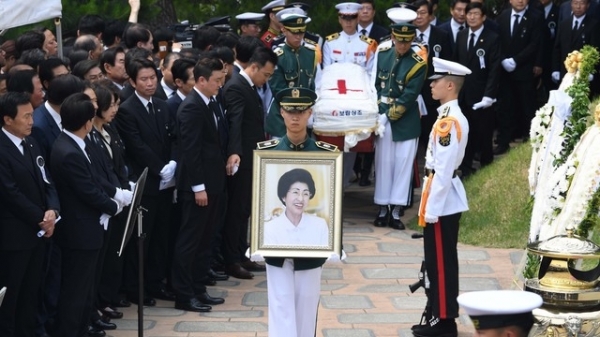 고(故) 이희호 여사의 안장식이 열린 14일 서울 동작구 현충원 김대중 전 대통령의 묘역에서 국군 의장대가 상여를 운구하고 있다 / 사진 뉴시스