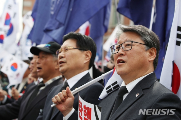대한애국당 조원진 의원(오른쪽)과 자유한국당 홍문종 의원(왼쪽) / 사진 뉴시스