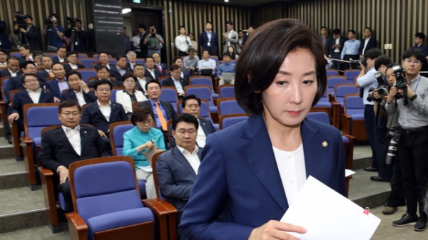18일 자유한국당 정책의원총회 자리에서 나경원 원내대표가 모두발언을 위해 단상에 올랐다. / 사진 뉴시스