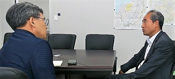 기자(김철관 한국인터넷기자협회장)과 대화하고 있는 윤준병 지역위원장.