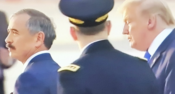 29일 오후오산 미 공군기지비행장에서 방한한 트럼프 대통령을 영접한 해리 해리스 미국대사(좌)이다.