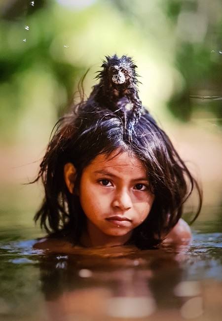 '아이의 눈, 원숭이의 눈' 속에서 자연과 인간의 공존의 필요성을 느끼게 한 사진이다.