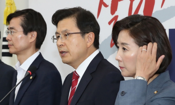 황교안 자유한국당 대표가 15일 기자회견을 자청해 '일본에 특사를 파견하라'고 청화대 압박 수위를 높였다. / 사진 뉴시스