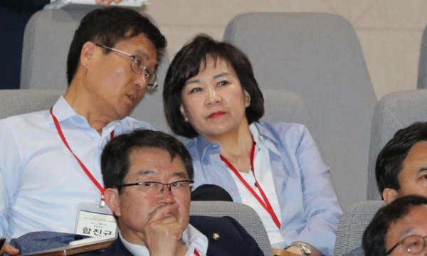 5월 31일 자유한국당 '제4차 국회의원·당협위원장 연석회의'에 5.18망언으로 당원권이 정지된 김순례(오른쪽) 의원이 참석했다. / 사진 뉴시스