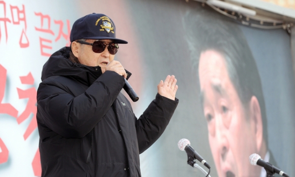 지만원 씨가 2월 25일 보수단체 구국동지회 집회에 참석해 '5.18 북한군 개입설'을 주장하고 있다. / 사진 뉴시스